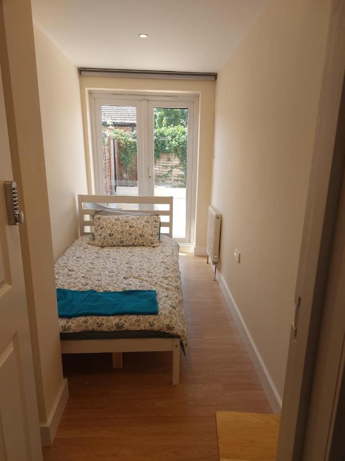 Vibrant Single Room Only For One Adult Southall Exterior photo